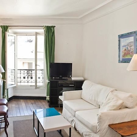Classy St. Germain Apartment Paris Room photo