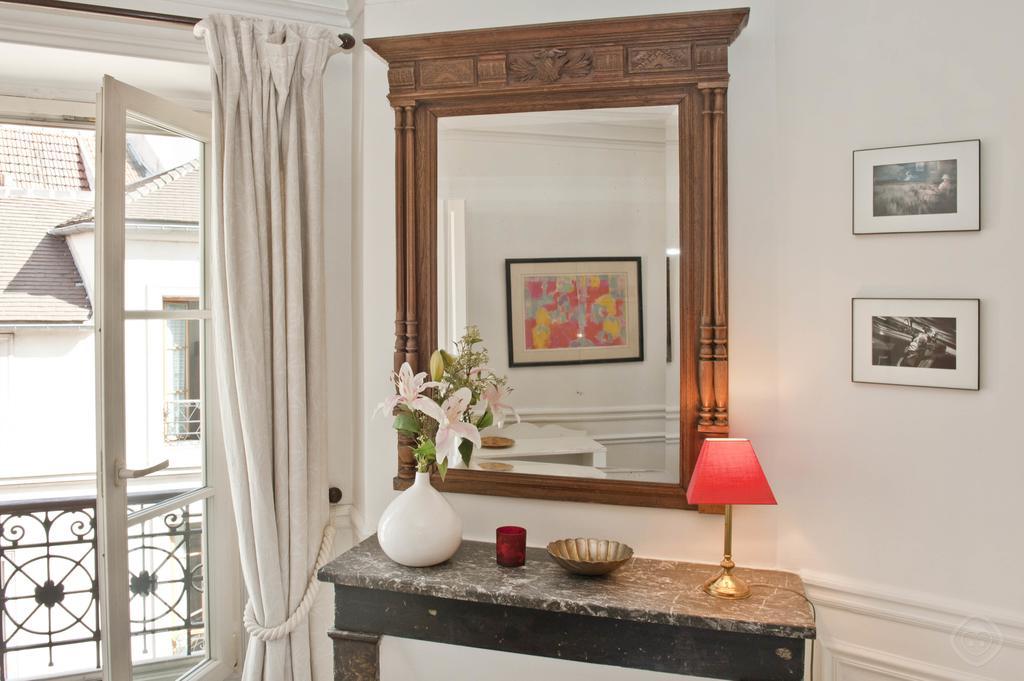 Classy St. Germain Apartment Paris Room photo