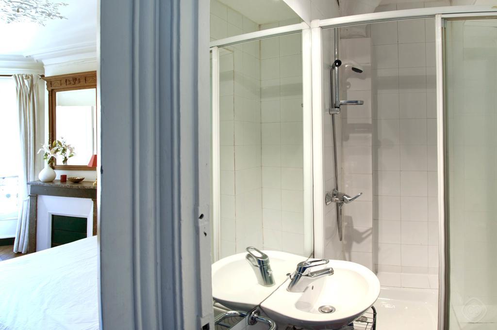 Classy St. Germain Apartment Paris Room photo
