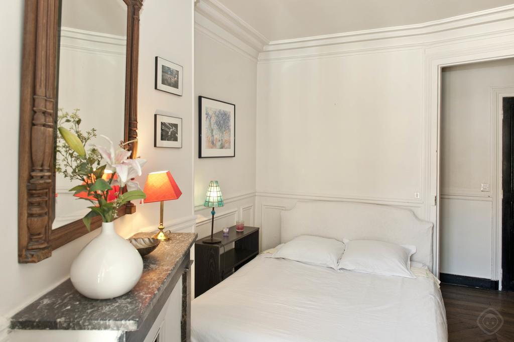 Classy St. Germain Apartment Paris Room photo