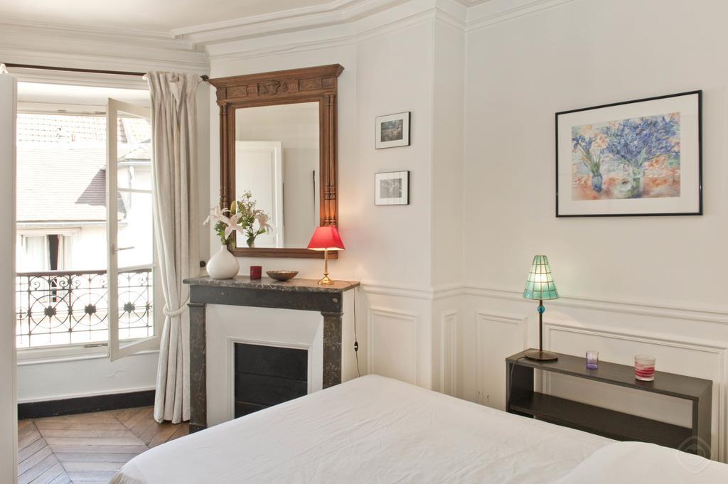 Classy St. Germain Apartment Paris Room photo