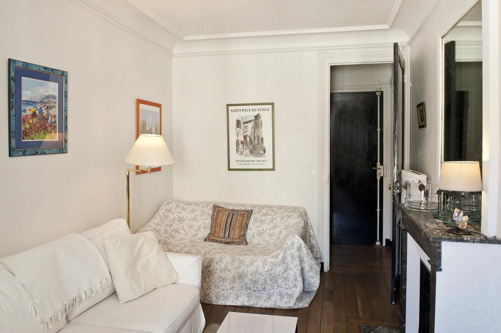 Classy St. Germain Apartment Paris Room photo