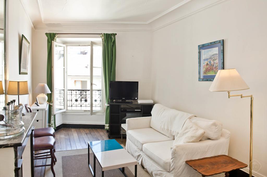 Classy St. Germain Apartment Paris Room photo