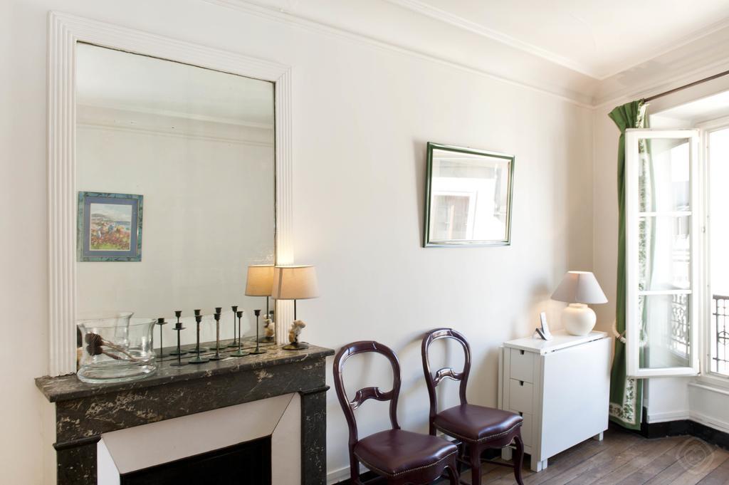 Classy St. Germain Apartment Paris Room photo